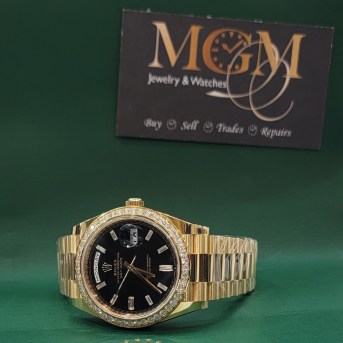 Rolex Day-Date 40 Yellow Gold Diamond bezel and 10 baguette-cut diamonds