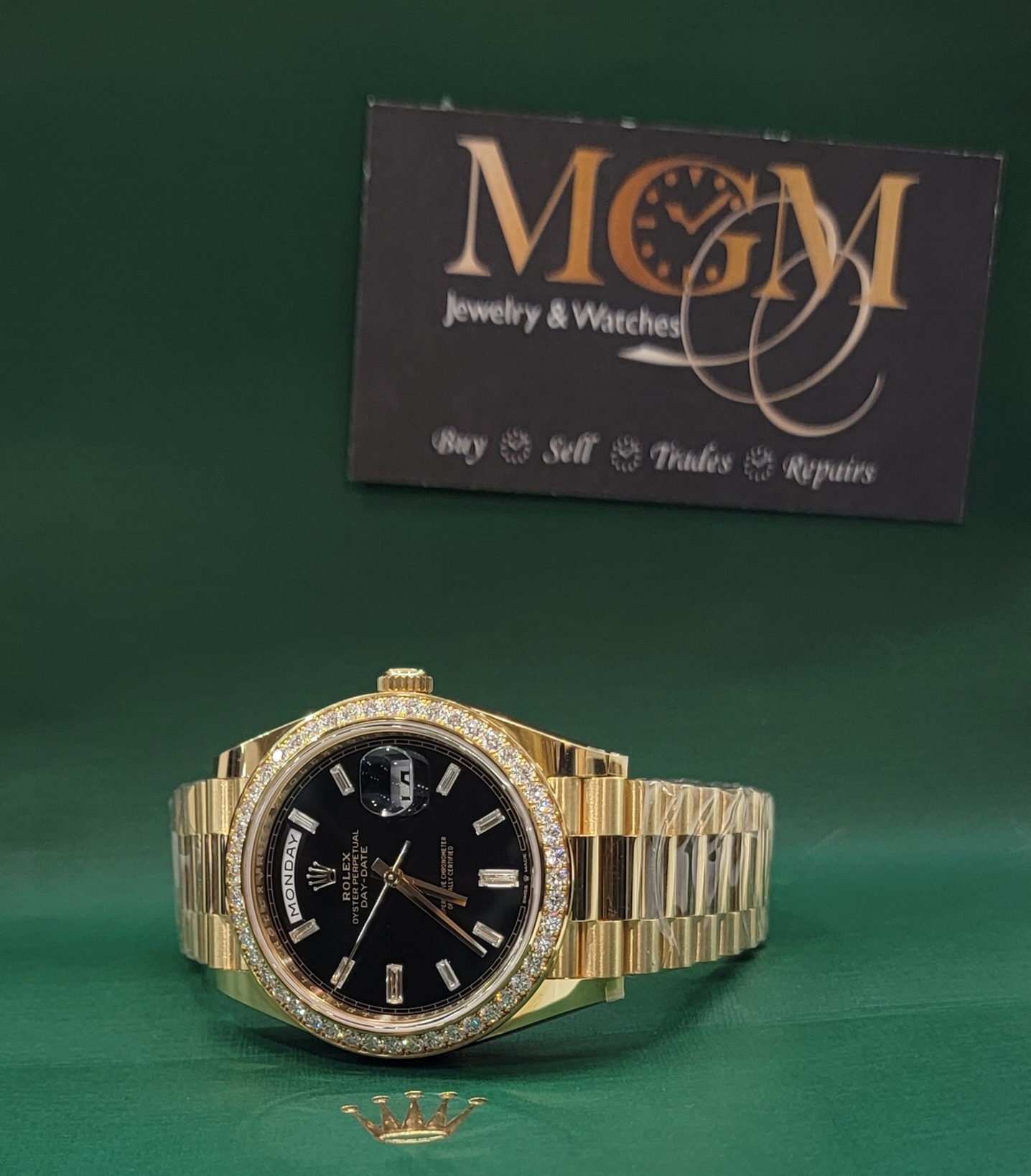 Rolex Day-Date 40 Yellow Gold Diamond bezel and 10 baguette-cut diamonds